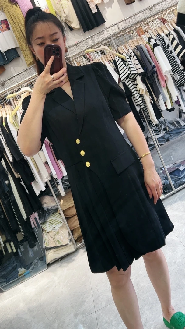 下摆黑色连衣裙