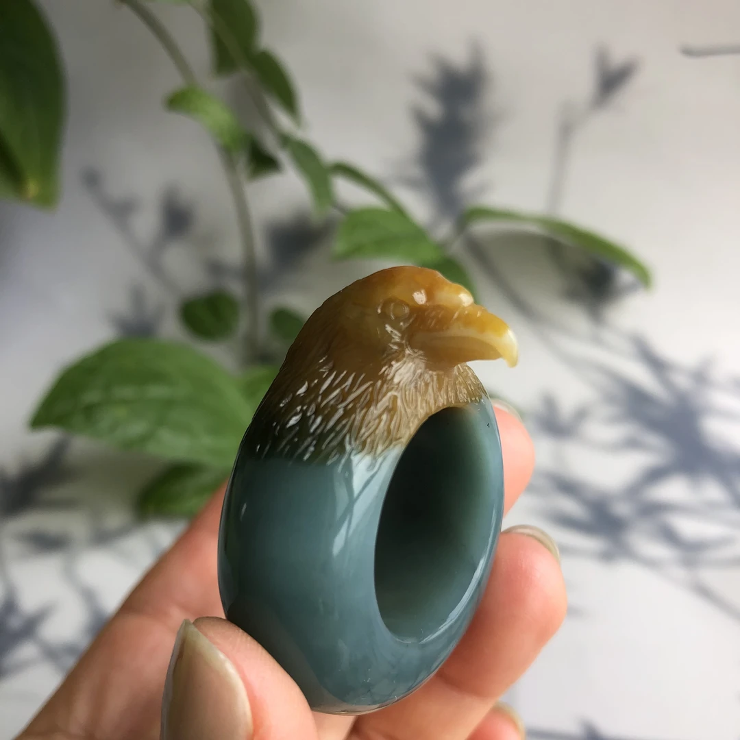 花玉鹰头扳指套装 手工雕刻 个性时尚 可做手把和挂坠 色泽分明