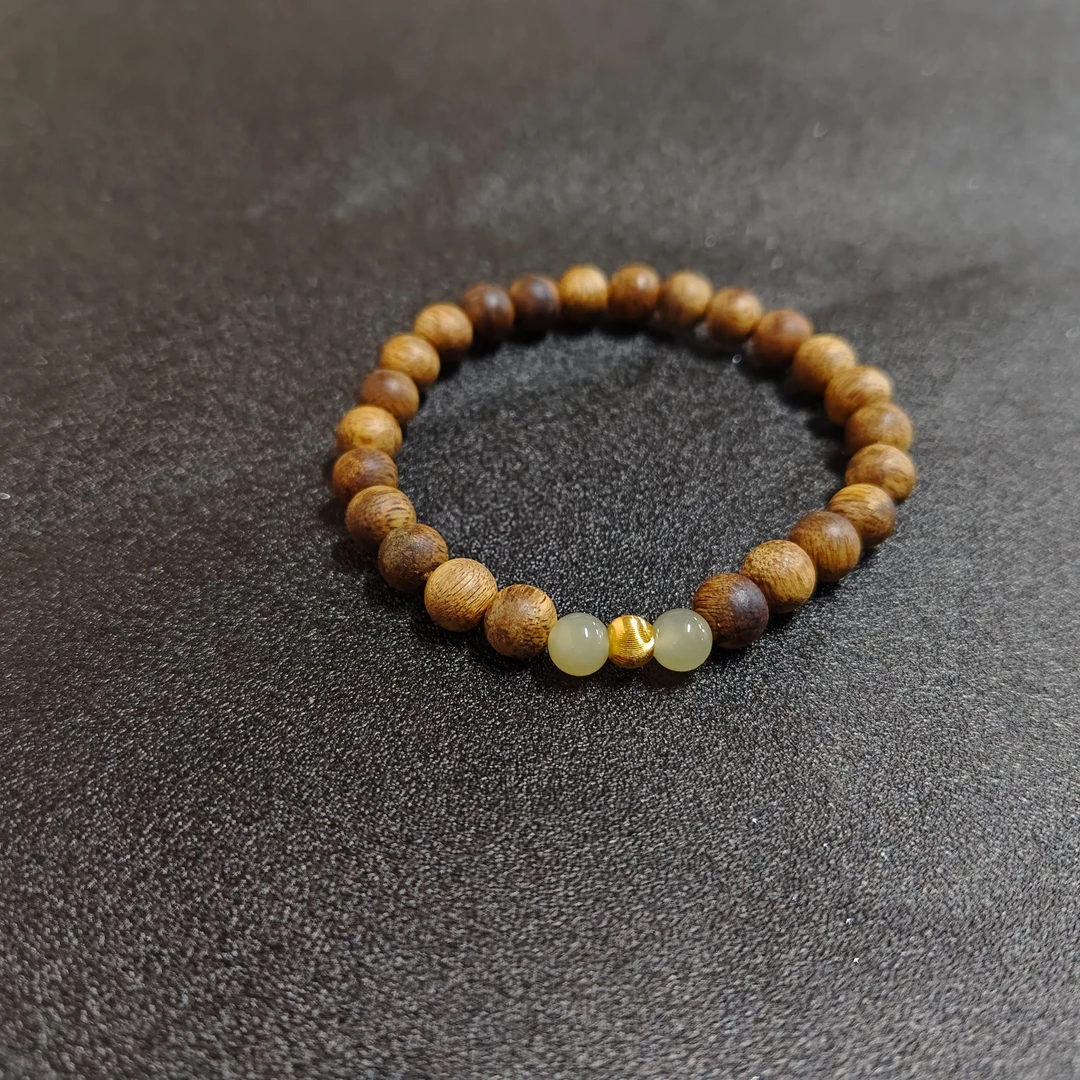 SC202-沉香0.6 单圈手串足 金配件