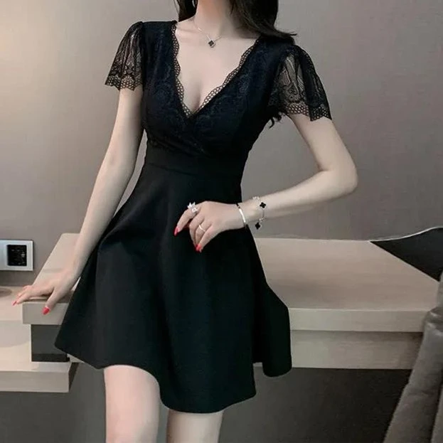 V领修身遮肚子小黑色裙显瘦蕾丝拼接短袖短款性感连衣裙气质短裙