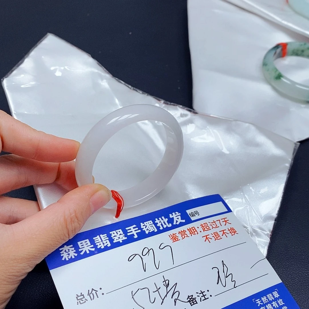 翡翠手镯未镶嵌?****.百元手镯默认瑕疵