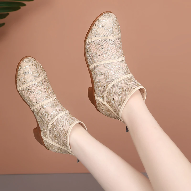 国风舞蹈靴成人蕾丝舞蹈鞋女软底中跟广场舞妈妈鞋亮片配裙跳舞鞋