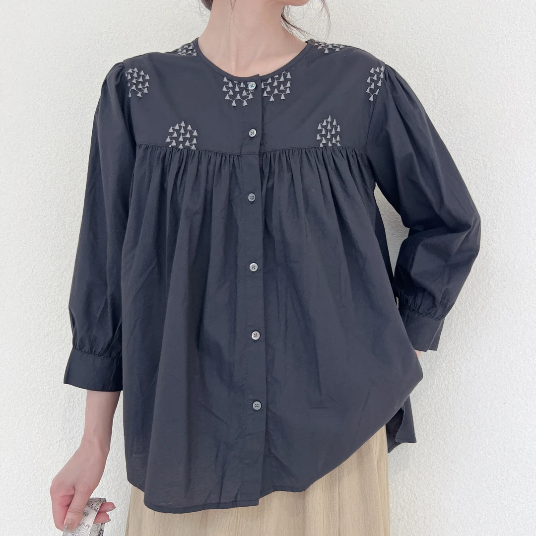 精致时尚绣花捏褶亲肤薄棉圆领九分袖小清新宽松休闲减龄上衣女春