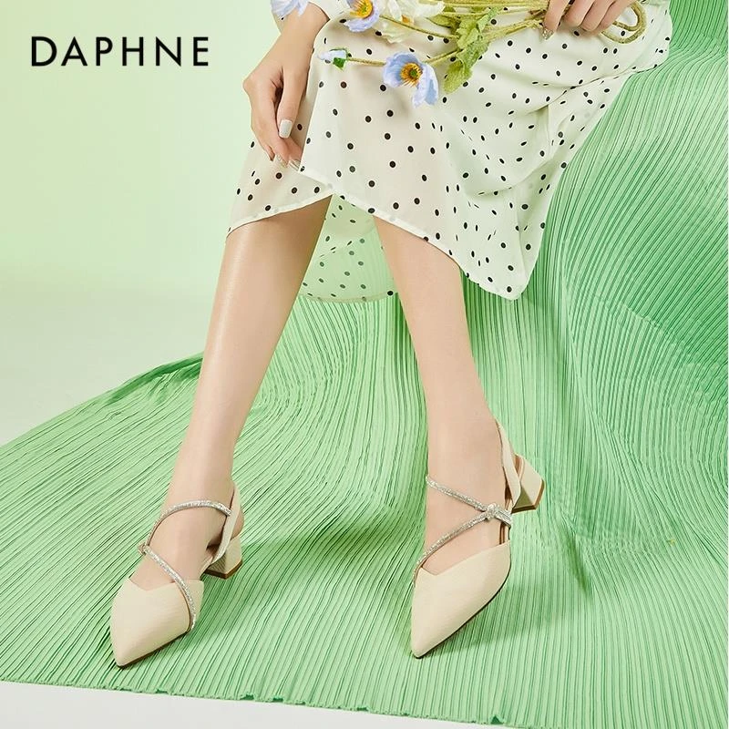 达芙妮尖头粗跟水钻休闲高跟鞋2025新款夏季单鞋包头法式凉鞋女款