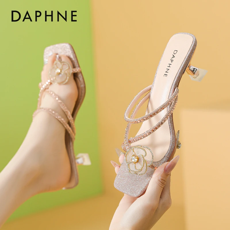 达芙妮气质夹趾凉拖鞋女2025新款夏季外穿细跟水钻一字带高跟凉鞋