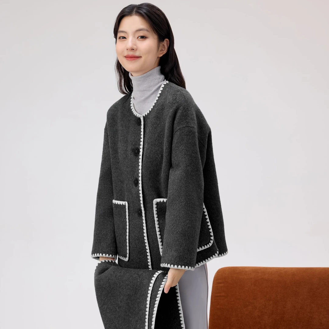 A爱居兔季新款对称方形贴袋蚕丝驼绒双面呢大衣EWDSJ4P718A