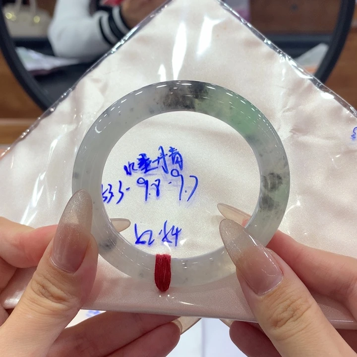 翡翠手镯未镶嵌翡翠