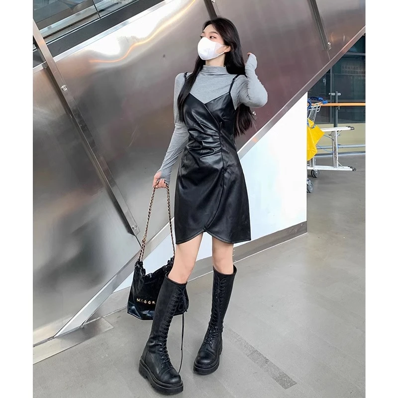 大码女装修身打底t恤+收腰显瘦吊带皮裙女秋冬两件套设计感连衣裙