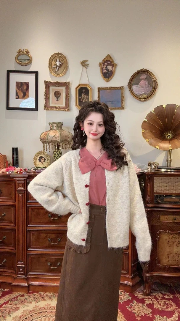 现【一生罗曼】纯色简约爱心纽扣针织圆领长袖毛衣Y3606