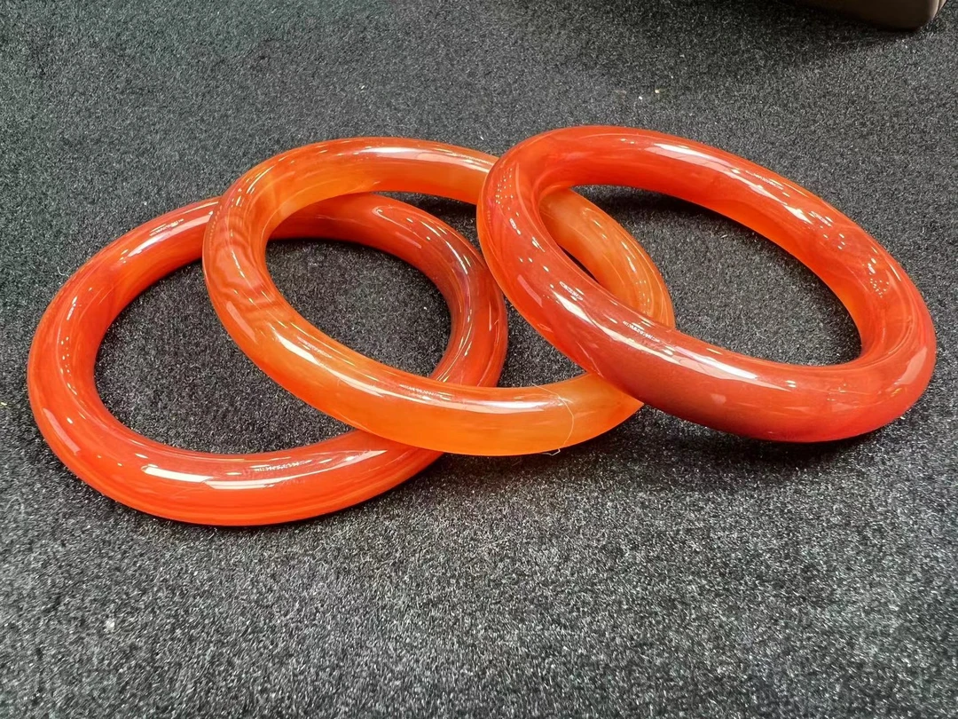 S6040-赤红如焰麒麟雪玉玛瑙红圆条手镯-多样性发货发一件