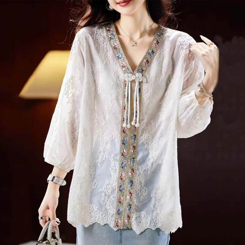 画卿2025夏季新款时尚新中式显瘦国风盘扣绣花织带拼接V领衬衫女