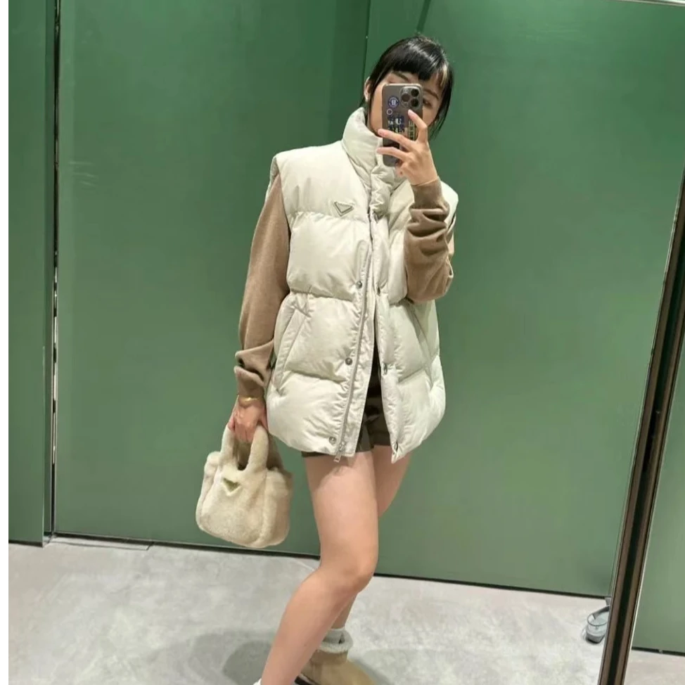 全新未使用 Prada/普拉达 FW24女士米杏色珐琅标背心