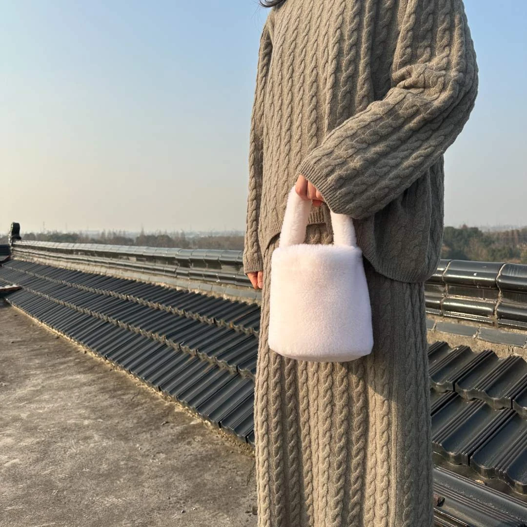 可爱水桶包绵羊毛颗粒设计师毛毛包百搭手拎包手机桶秋冬季ins