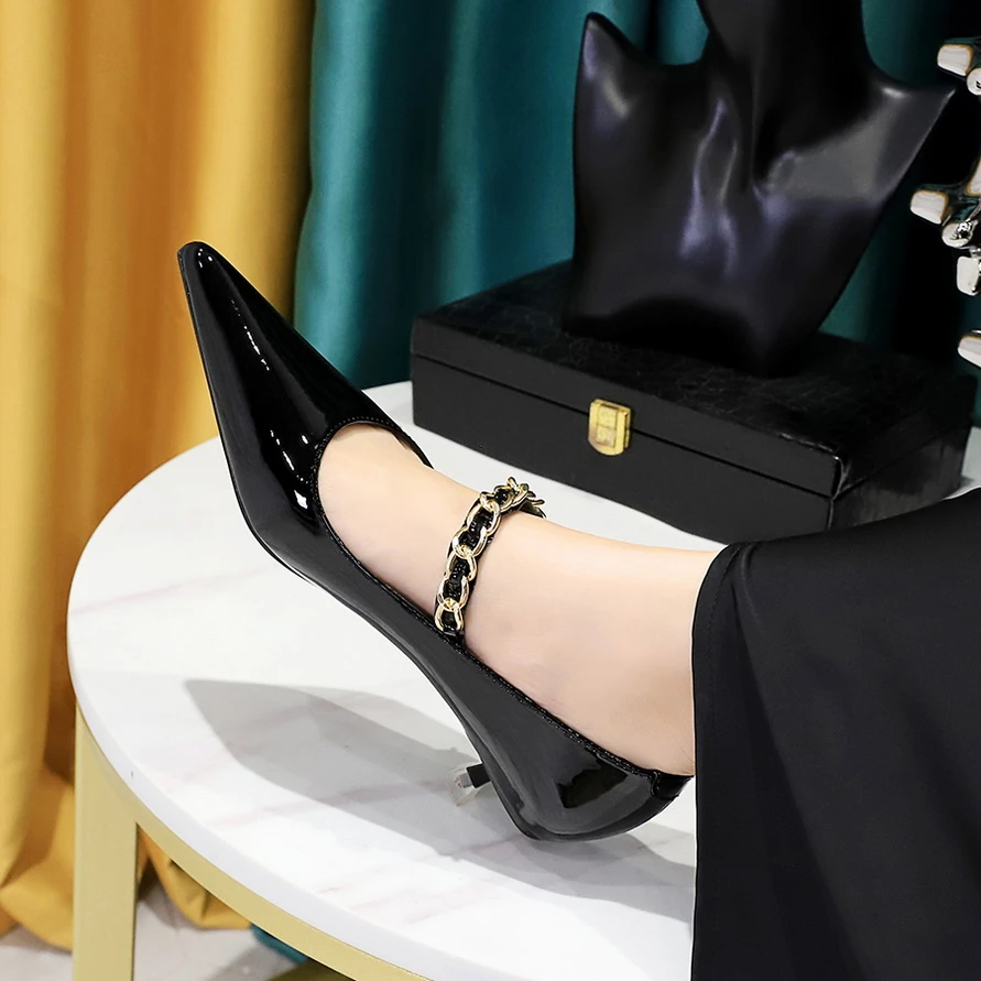 4.5cm猫跟一字带尖头女单鞋欧美风宴会女鞋中跟亮面漆皮金属链