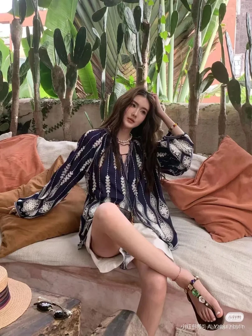 ES.深圳南油原创设计法式V领雀尾雕孔绣廓形长袖宽松衬衫气质上衣