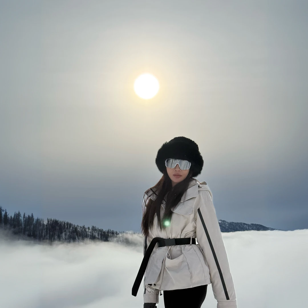 赵灵儿立领羽绒服女冬季收腰连帽工装白鸭绒冲锋衣外套