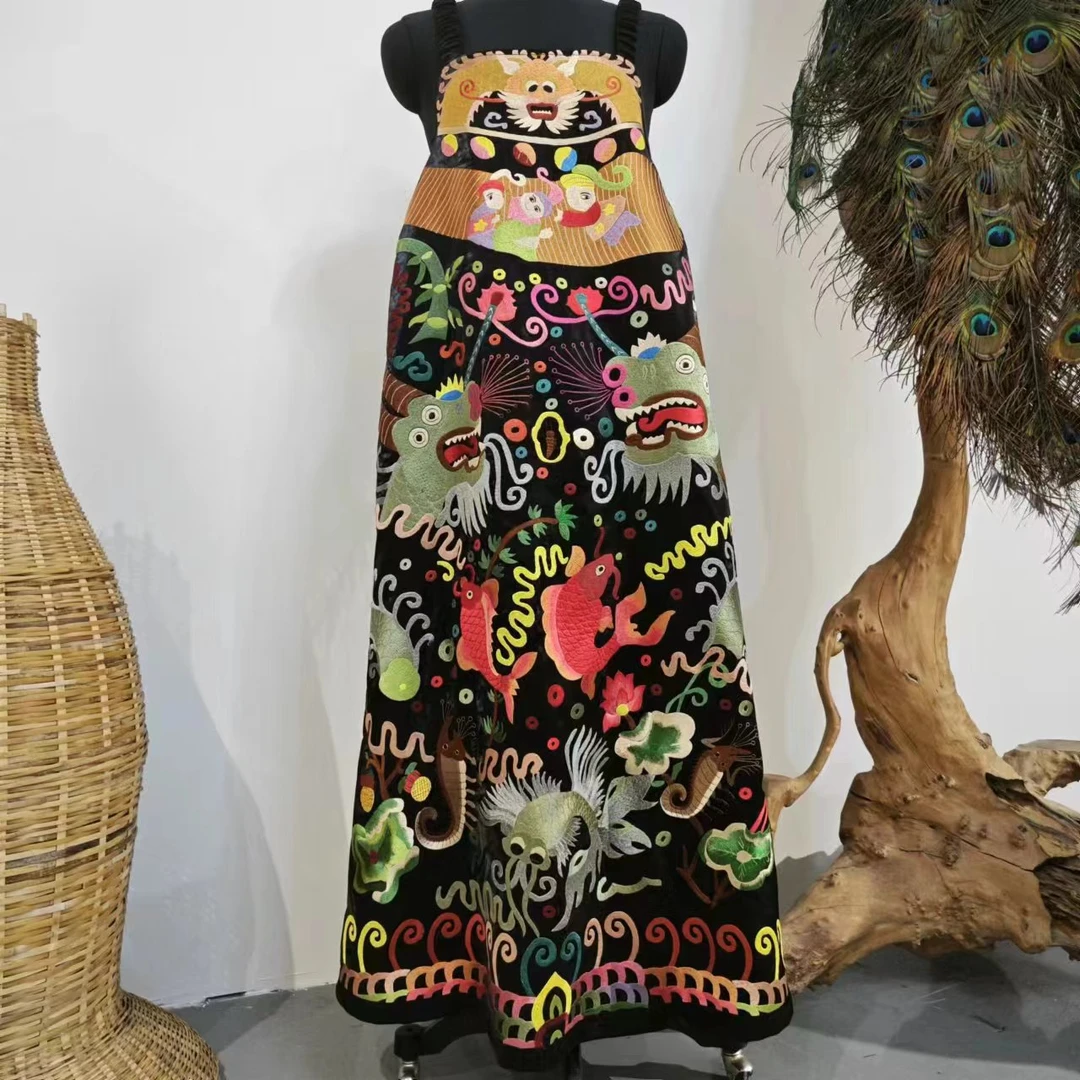 凤徕兮私人定制黑底图腾刺绣背带裙（LK110-2）