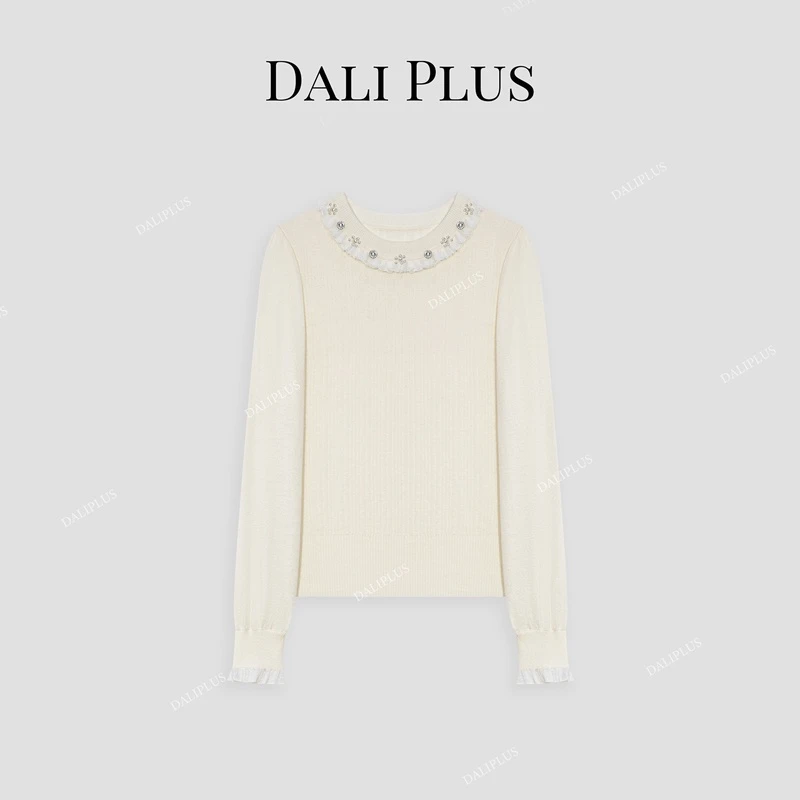 DALI PLUS绵羊 毛圆领钉珠花边设计奶白色长袖针织衫-D4XL0096