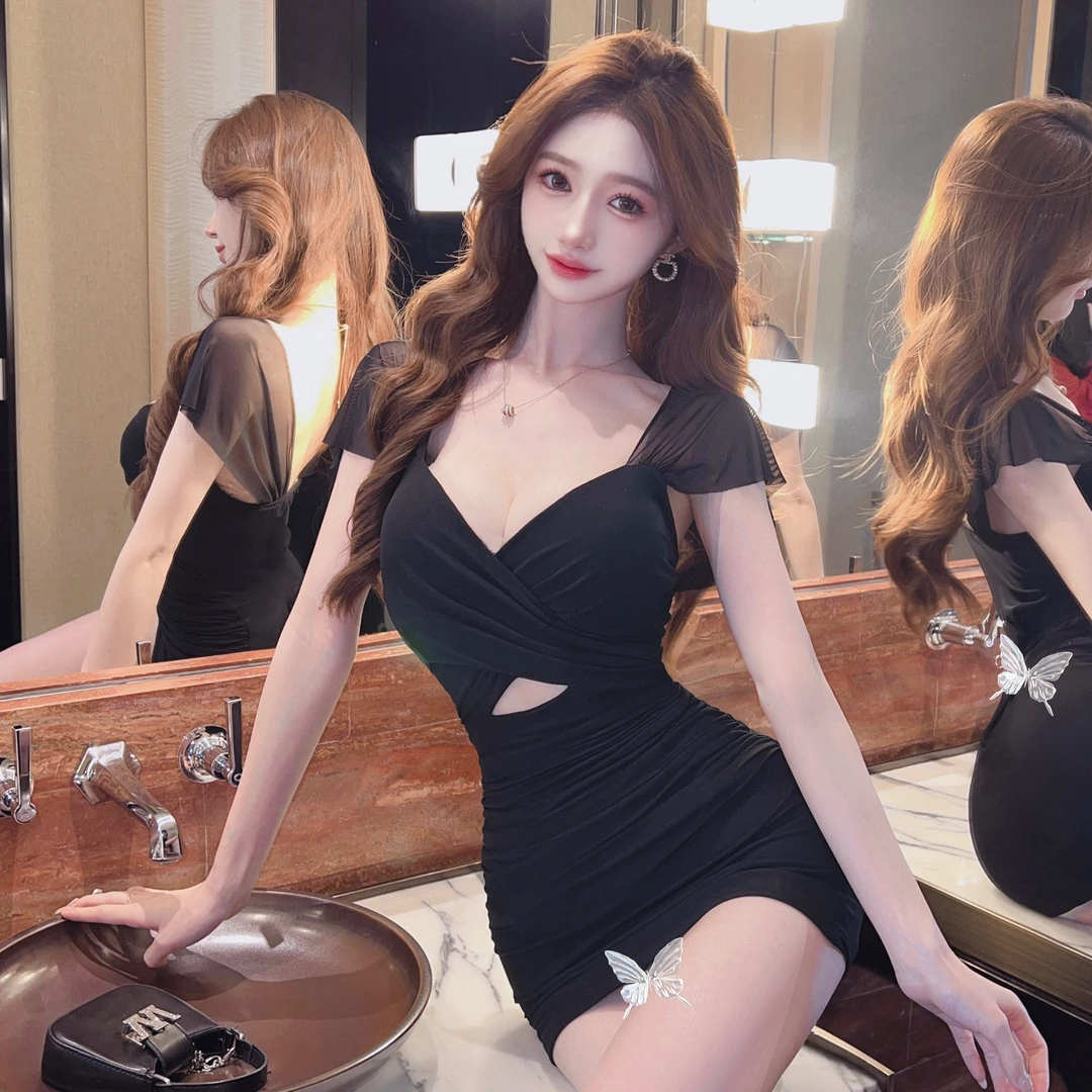 网 红主播时尚气质高级感纯欲低胸V领飞飞袖网纱修身镂空连衣裙女