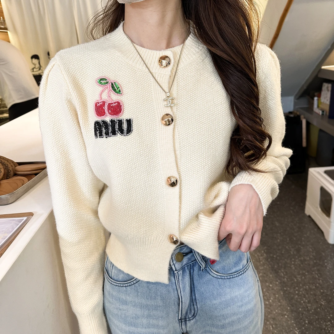 6773高级感樱桃字母刺绣开衫毛针织衫女2024年秋冬新款小个子修身