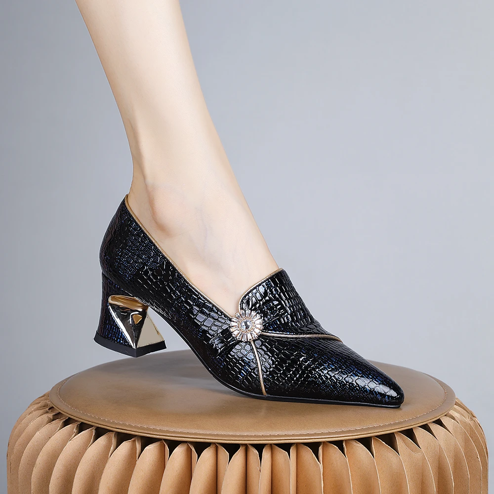 妮彩诗2024英伦风气质高级感印花职业单鞋女深口尖头粗跟女鞋7561