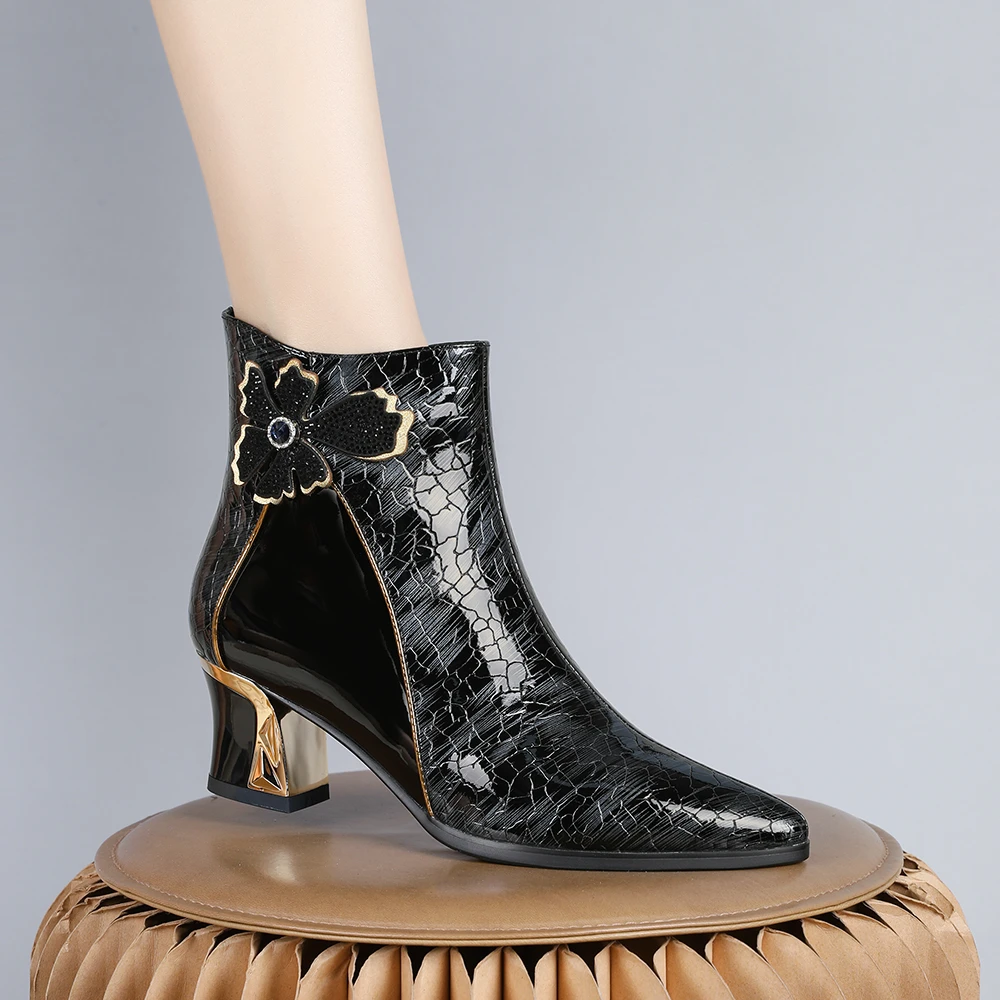 妮彩诗英伦风设计感尖头靴子粗跟显瘦不累脚短靴女时尚8651