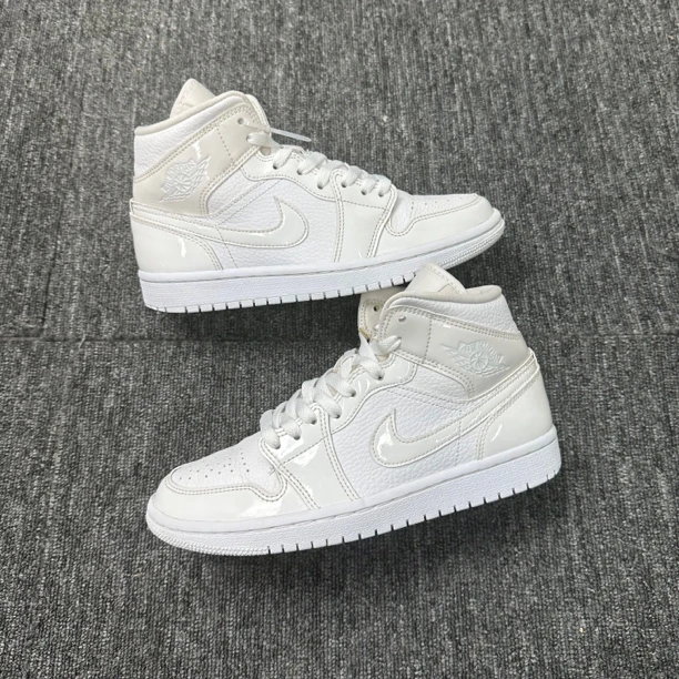 38码 aj1漆皮纯白 二手无原盒 休闲鞋 市价1799 成色新