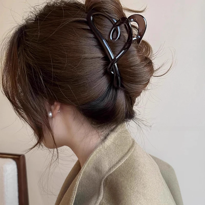 简约气质黑色爱心抓夹女后脑勺盘发夹高级感2024新款鲨鱼夹头饰
