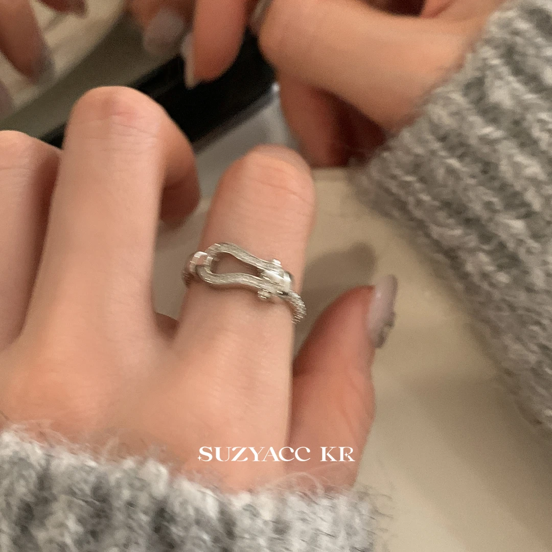 Suzyacc Kr 925银戒指 马蹄扣麻花戒指J0672