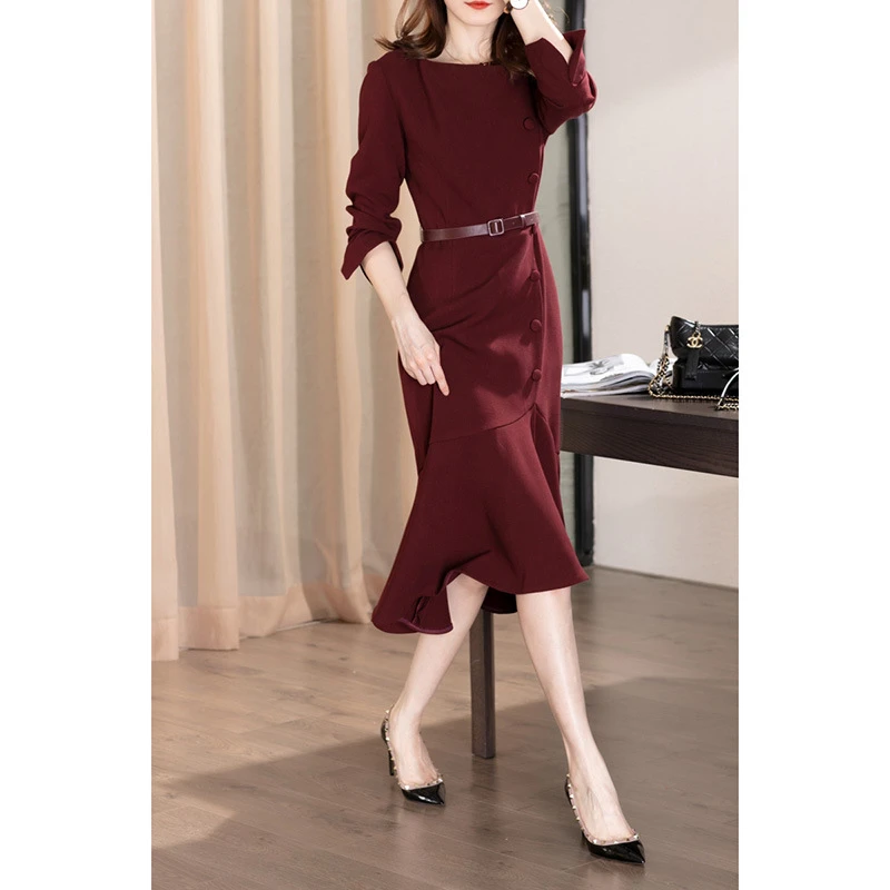 复古酒红色连衣裙秋季2025新款小众设计感气质收腰鱼尾裙婚宴礼服