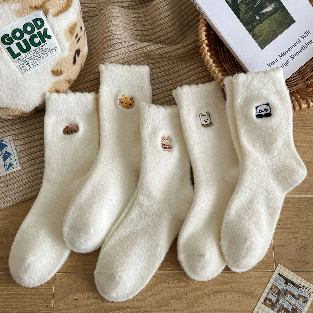 可爱刺绣白色澳绒袜子女中筒秋冬加绒加厚保暖日系卡通毛绒长袜