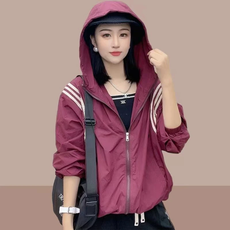 新款时尚防晒衣短款女士夏季透气薄款休闲百搭连帽防晒服防紫外线