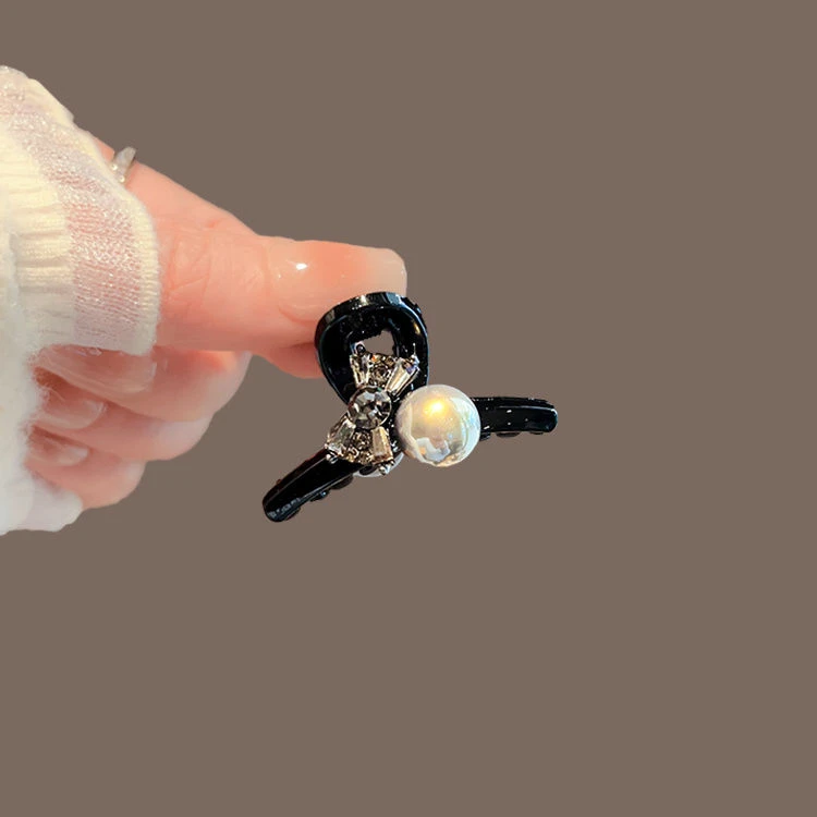 精致水钻高级感公主头抓夹小号八字刘海夹2024新款发量少珍珠发夹