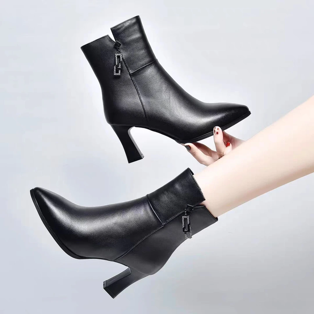 2024冬季新款真皮高跟时装靴女尖头粗跟水钻时尚短靴百搭加绒单靴