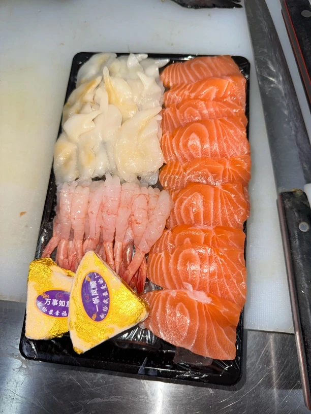 挪威三文鱼刺身拼盘（3两鱼二十只甜虾十只鸟贝两只鹅肝）