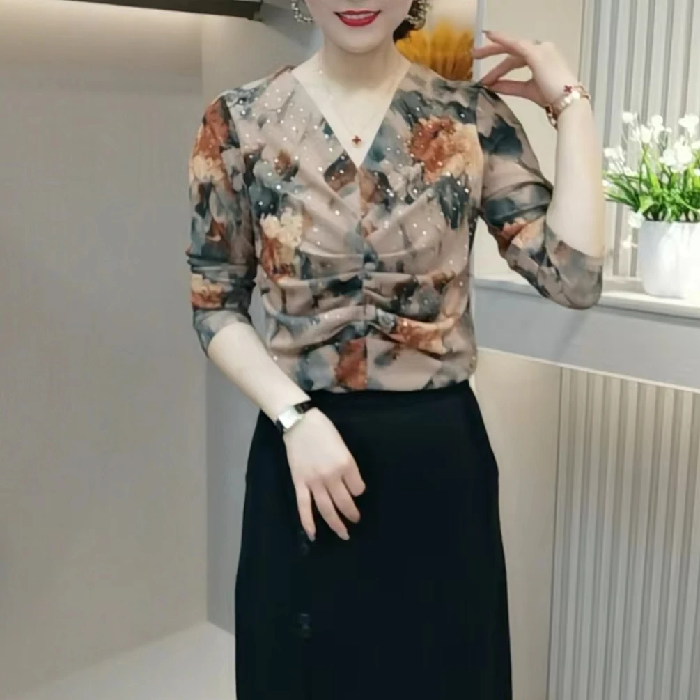 时尚V领褶皱印花上衣洋气秋冬新款减龄妈妈装遮肚显瘦百搭打底衫