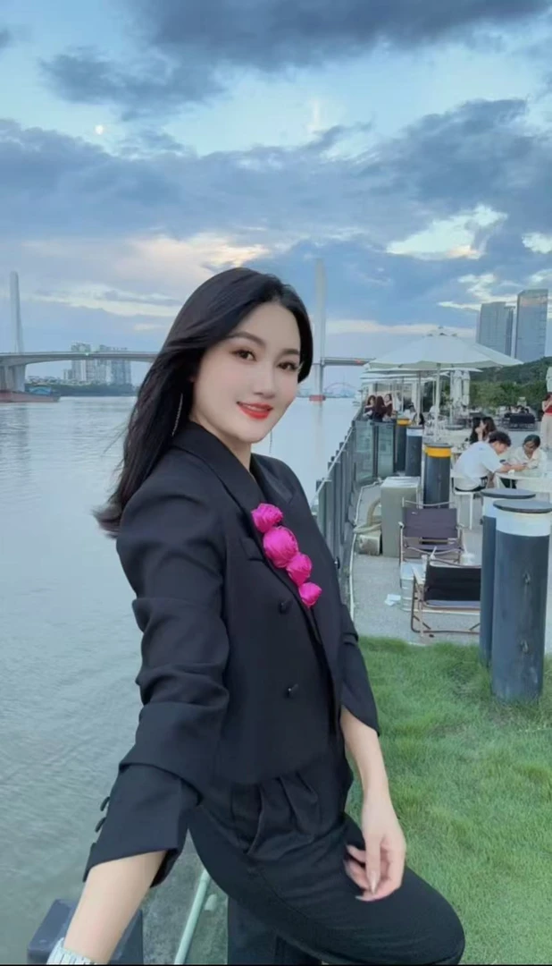 臻韩美2024时尚黑色紫玫瑰长袖直筒裤套装