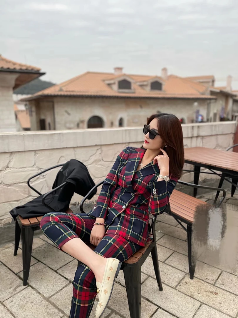 臻韩美2024秋冬红格双排扣长袖微喇裤套装