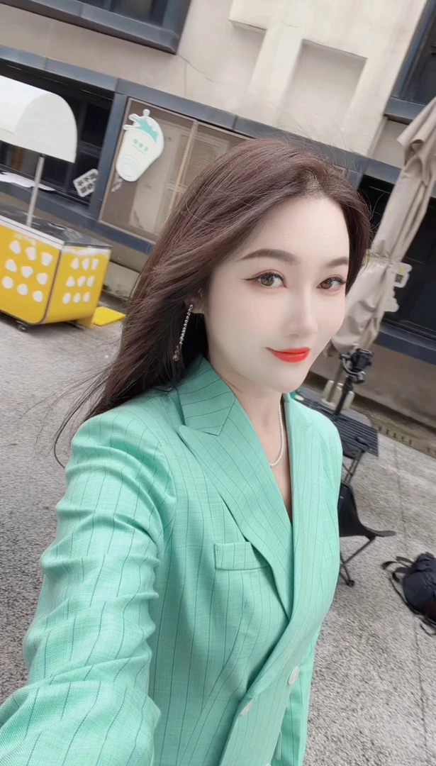 臻韩美2024时尚薄荷绿条纹长袖微喇裤套装