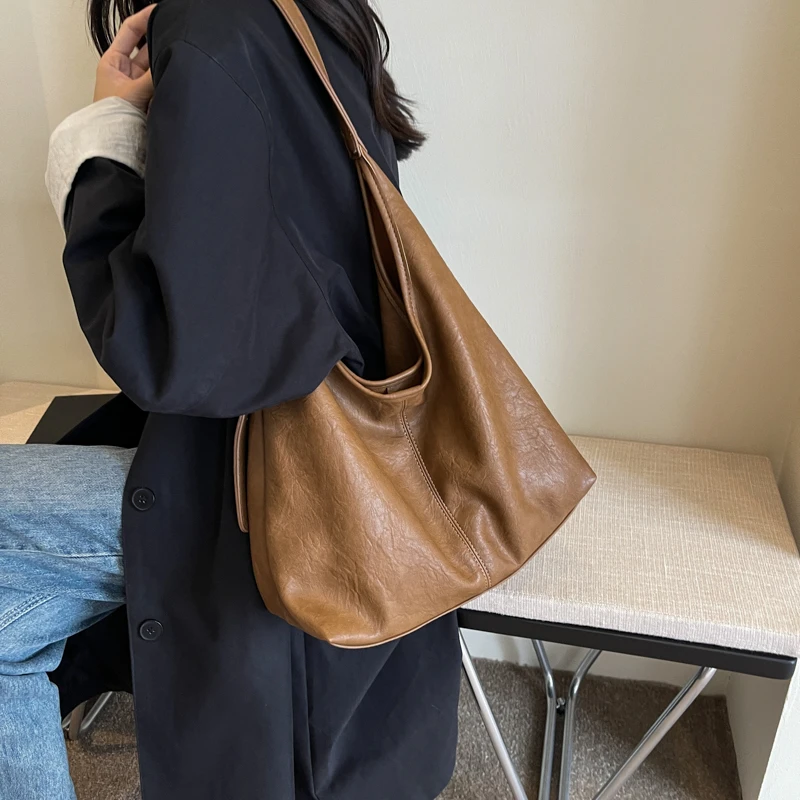 复古通勤大容量百搭单肩包2025新款大容量休闲专用小众时尚斜挎包