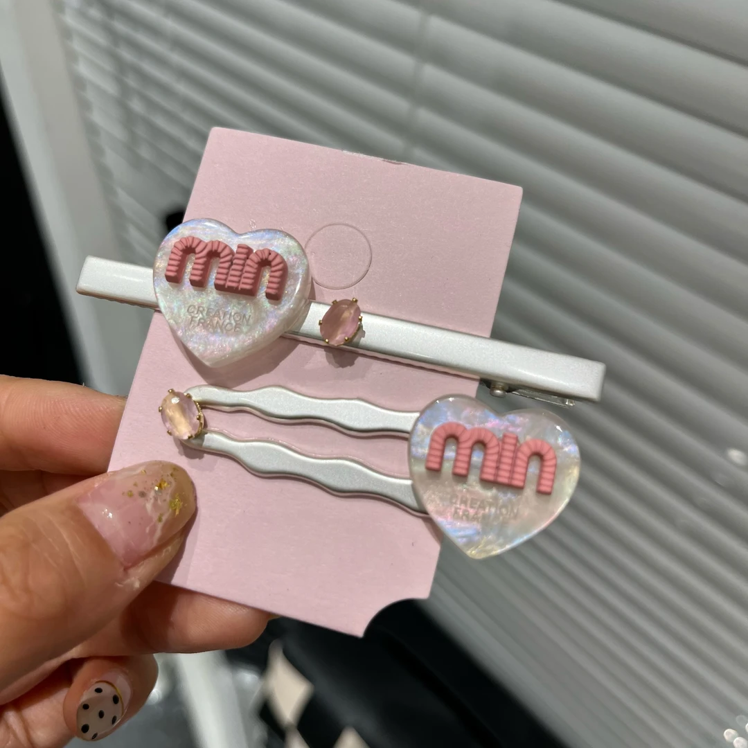 两只装 E2019 高级冷淡风字母银色爱心一字夹鸭