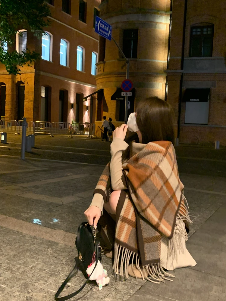 电影女主氛围感女秋冬格纹撞色显瘦披肩黑白外搭时尚格子百搭气质