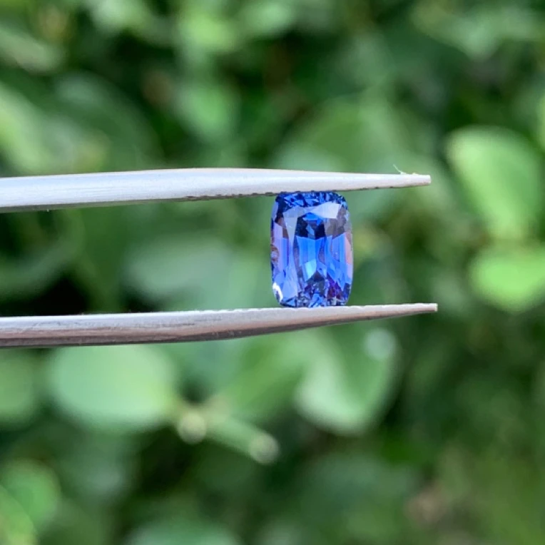 天然蓝宝石裸石1.31克拉台面7.2×5mm