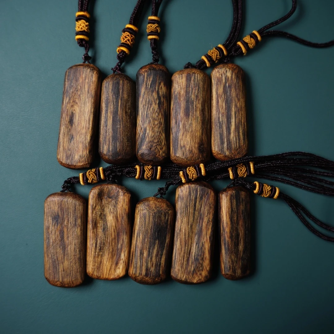 海南莺歌绿奇楠九五沉随型吊坠多样性发一条