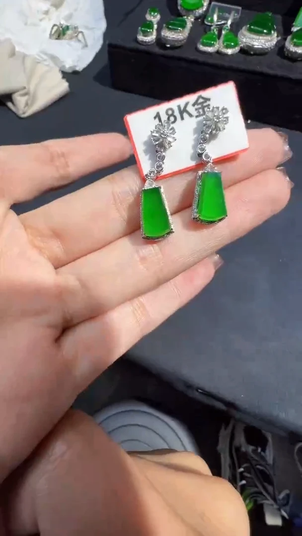 【闪购商品】定制翡翠18K金镶嵌耳钉1