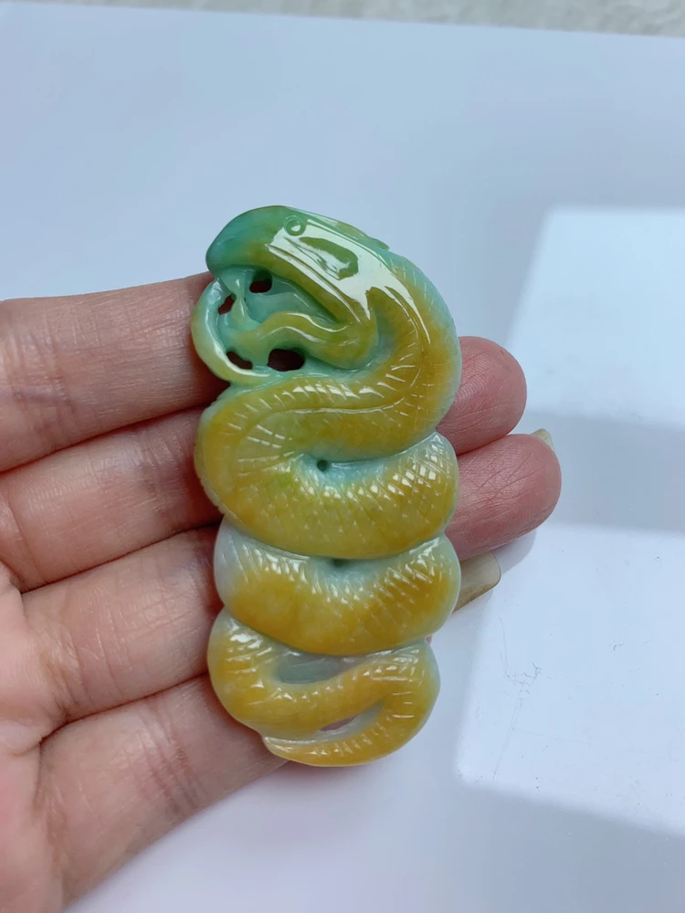 天然翡翠A货黄加绿蛇吊坠一件