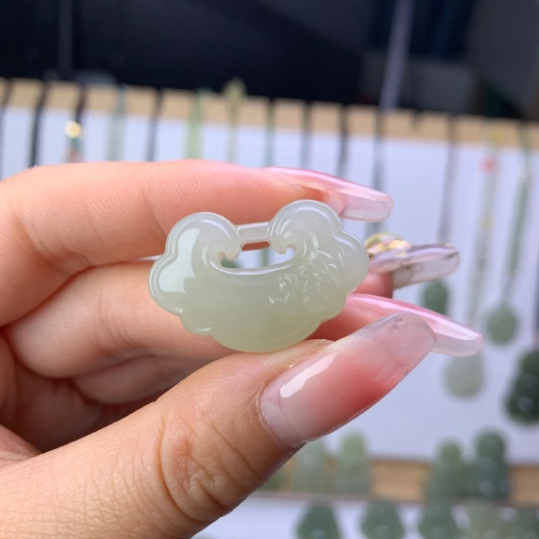 天然和田玉冰底女款款荷花如意锁吊坠项链