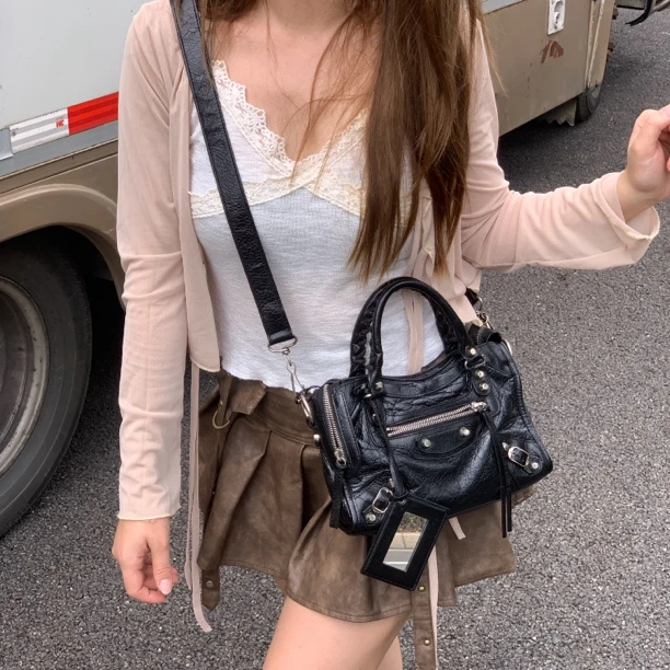 95新 Balenciaga/巴黎世家 酷girl背的黑色银扣mini机车包D1566