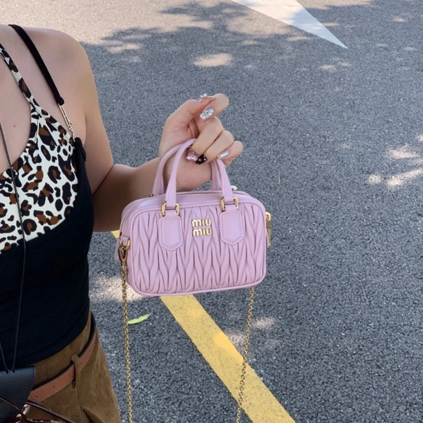 95新 MIU MIU/缪缪 雪粉色mini褶皱保龄球手提斜挎包