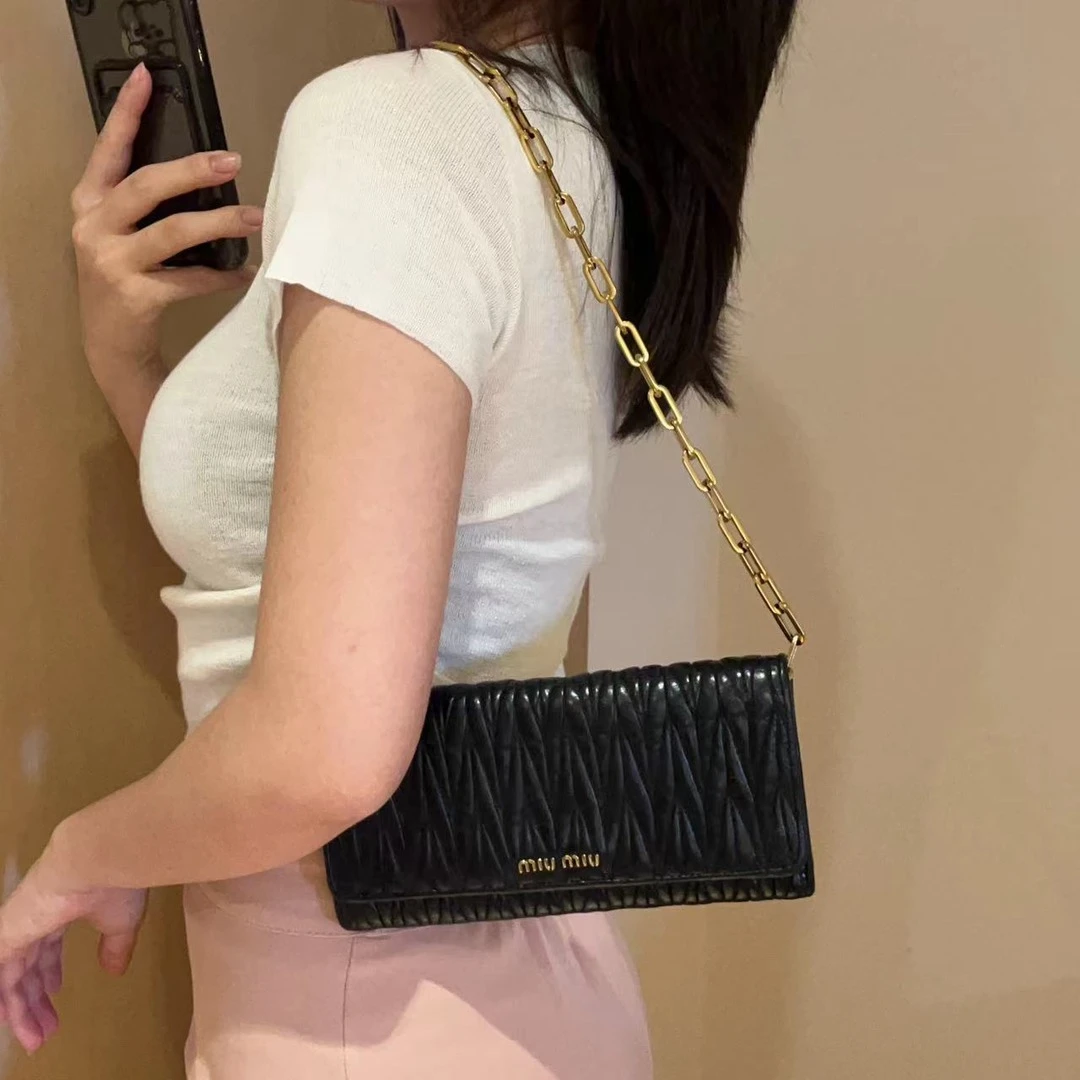 95新  一口价！miumiu 黑金褶皱腋下包